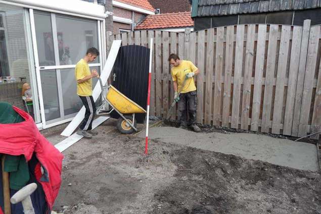 storten van een betonfundering voor een waterelement in een achtertuin in Loon op Zand aantrillen beton met een trilnaald, Tilburg Noord Brabant Den Bosch Vught Oisterwijk Breda